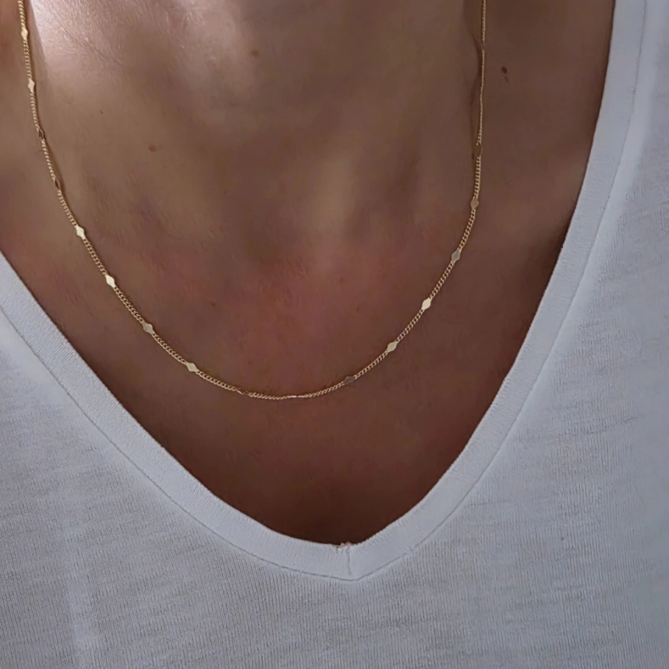 14 Ayar Altın Renkli Baklava Detay Pul Kolye