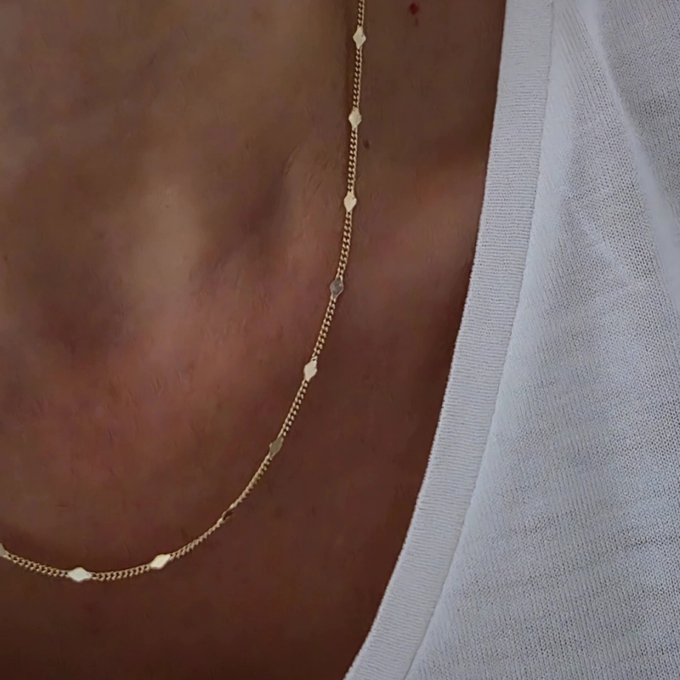 14 Ayar Altın Renkli Baklava Detay Pul Kolye