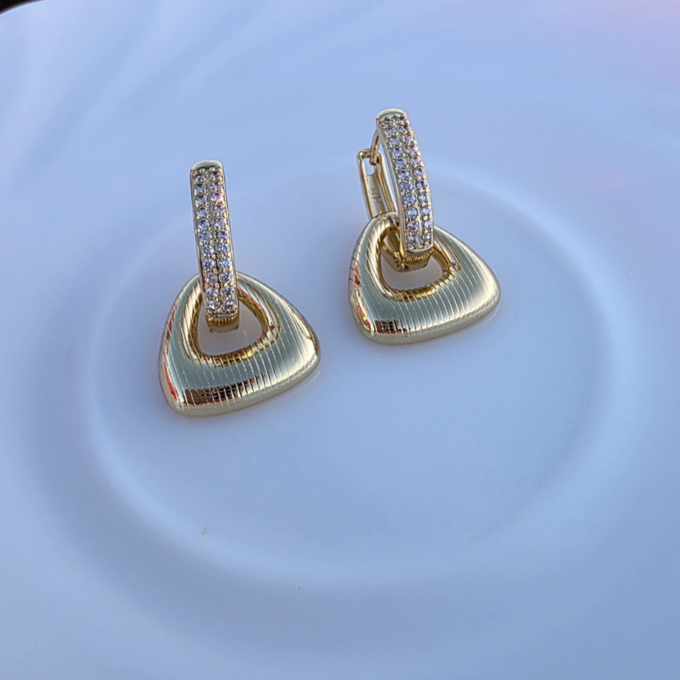 14 Ayar Altın Rengi Zirkon Taşlı Küpe