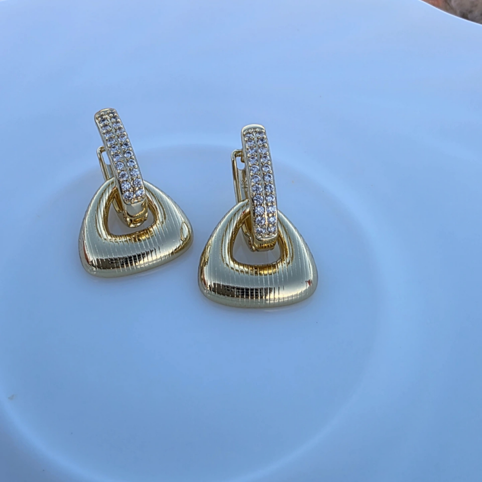 14 Ayar Altın Rengi Zirkon Taşlı Küpe