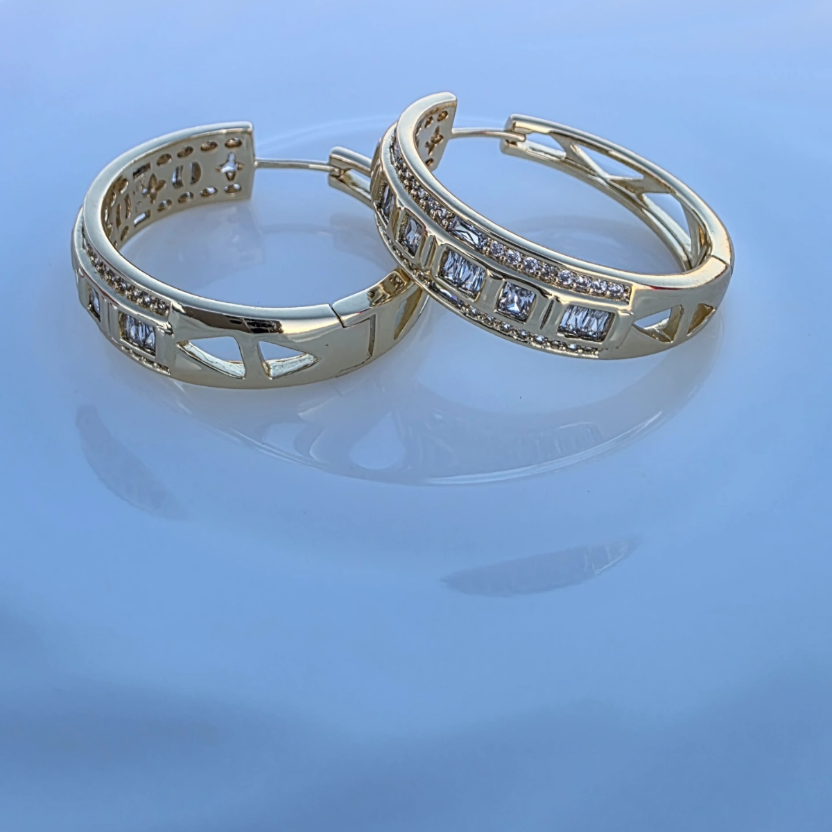 14 Ayar Altın Renkli Baget Taşlı Halka Küpe