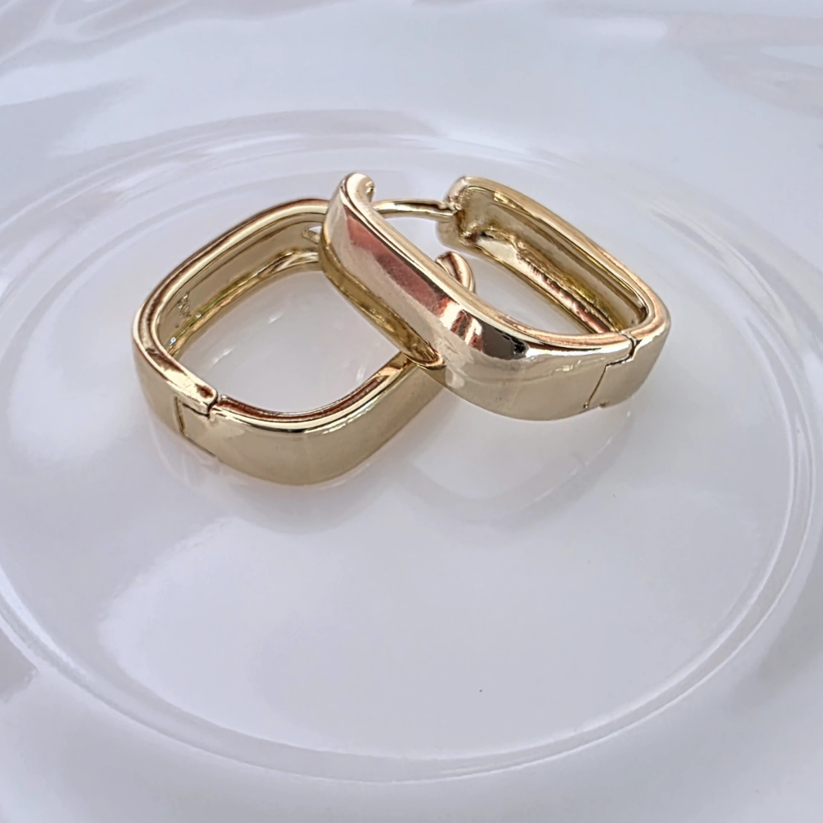 14 Ayar Altın Rengi Kare Küpe