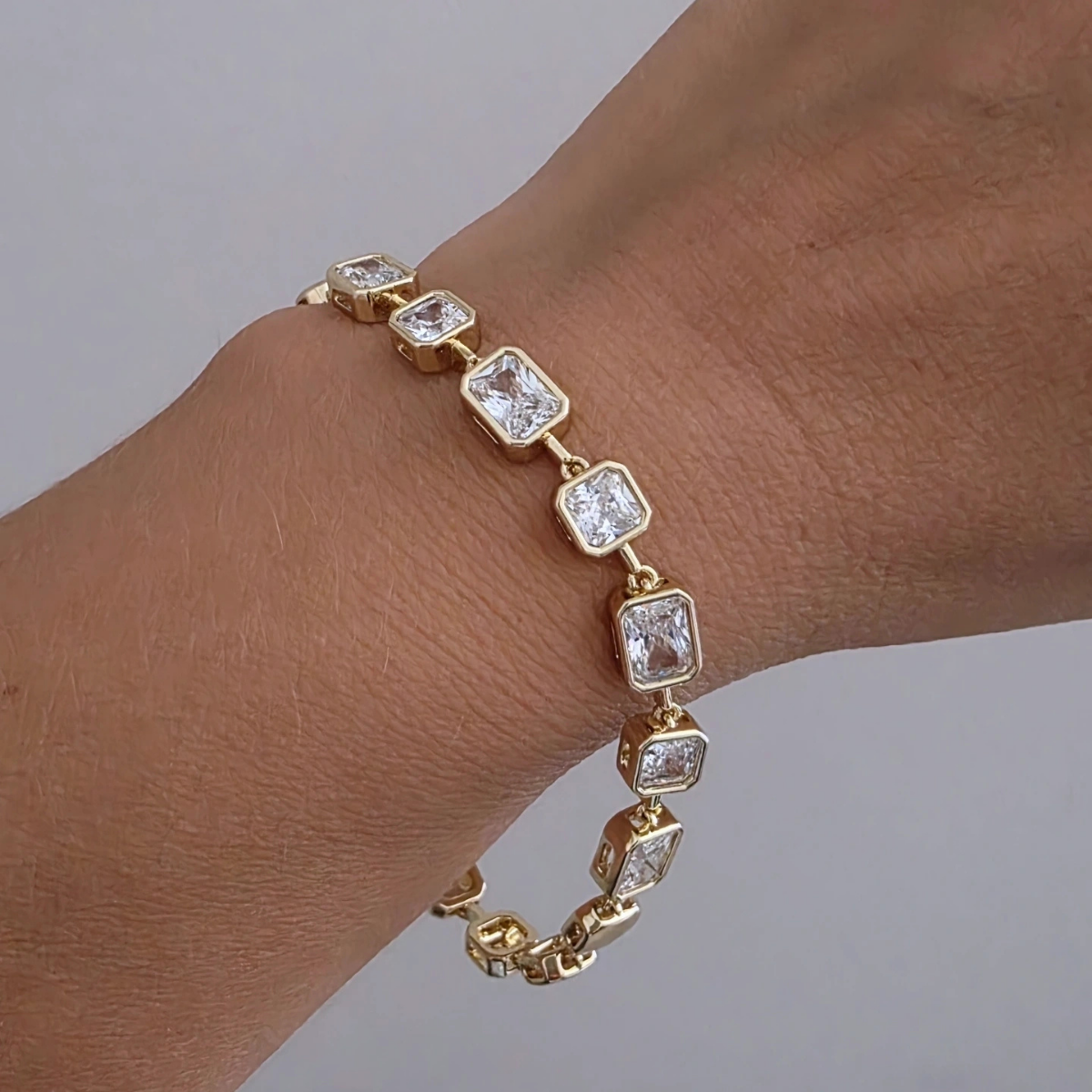 14 K Altın Renkli Baget Taşlı Bileklik