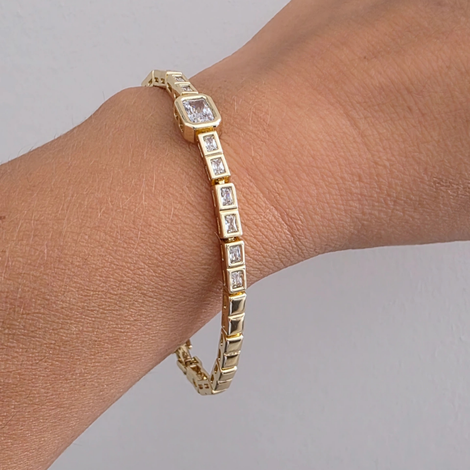14 Ayar Altın Renkli Baget Taşlı Plaka Bileklik