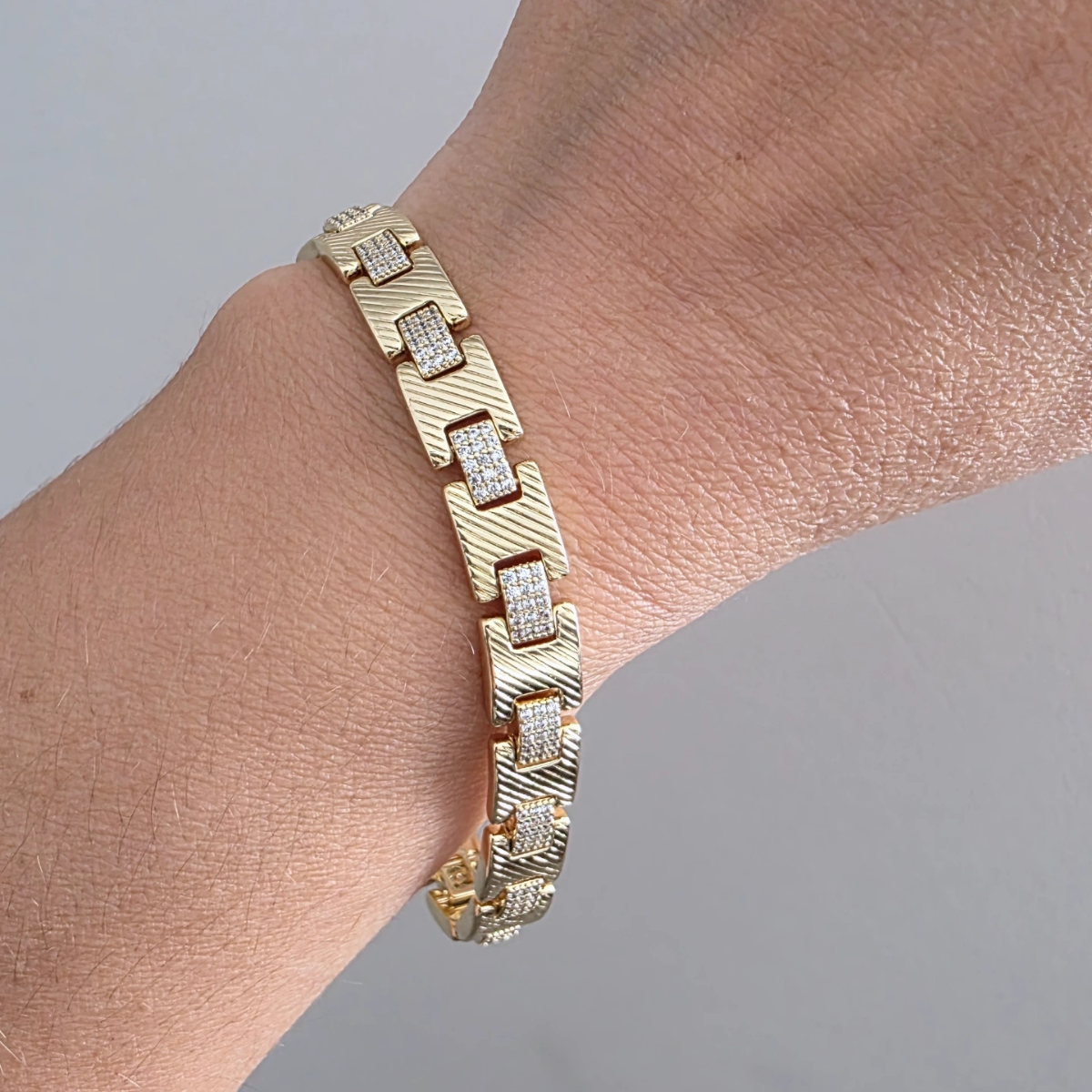 14 Ayar Altın Renkli Kendinden Desenli Zirkon Taşlı Çelik Bileklik