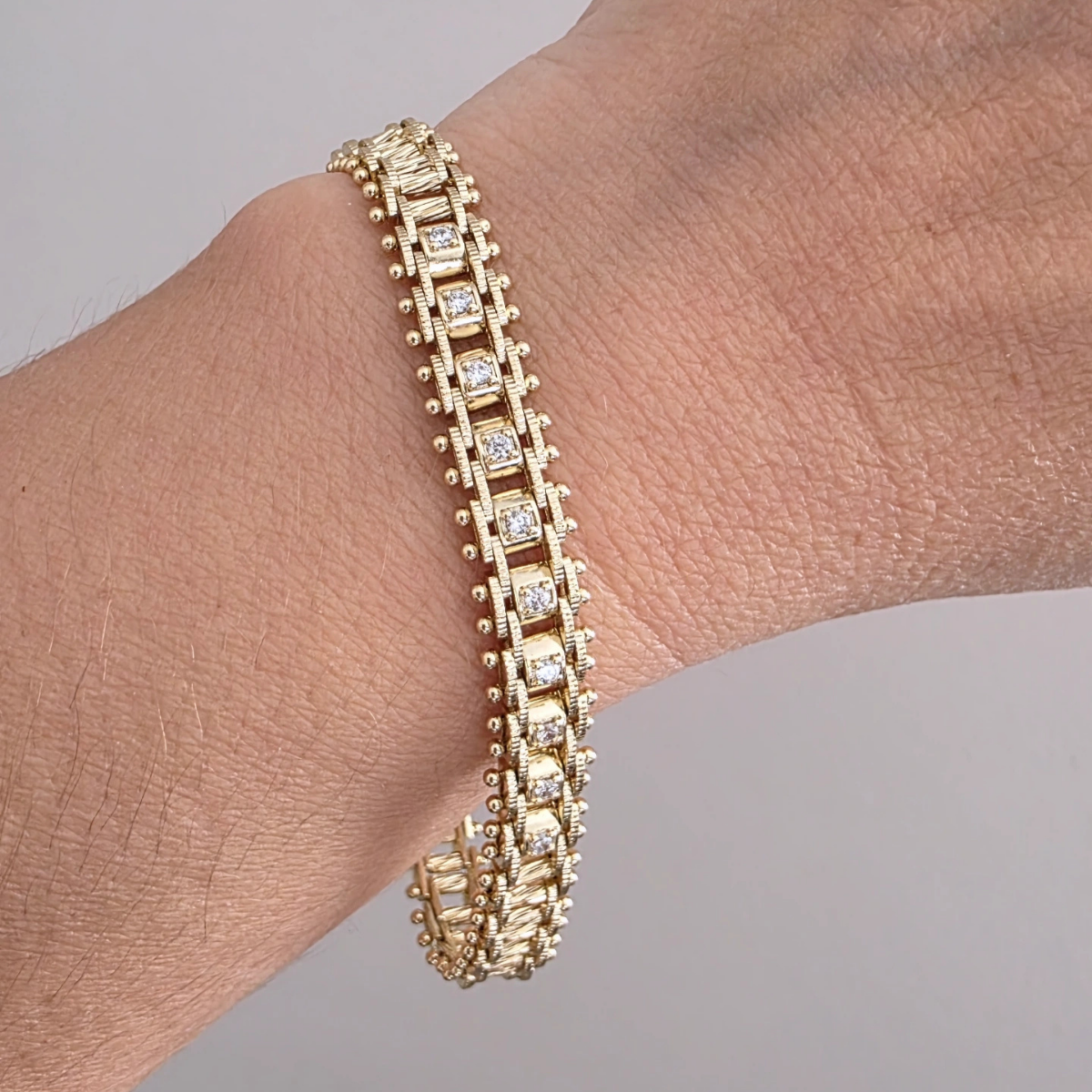 14 Ayar Altın Renkli Zirkon Taşlı İnce Hasır Çelik Bilek