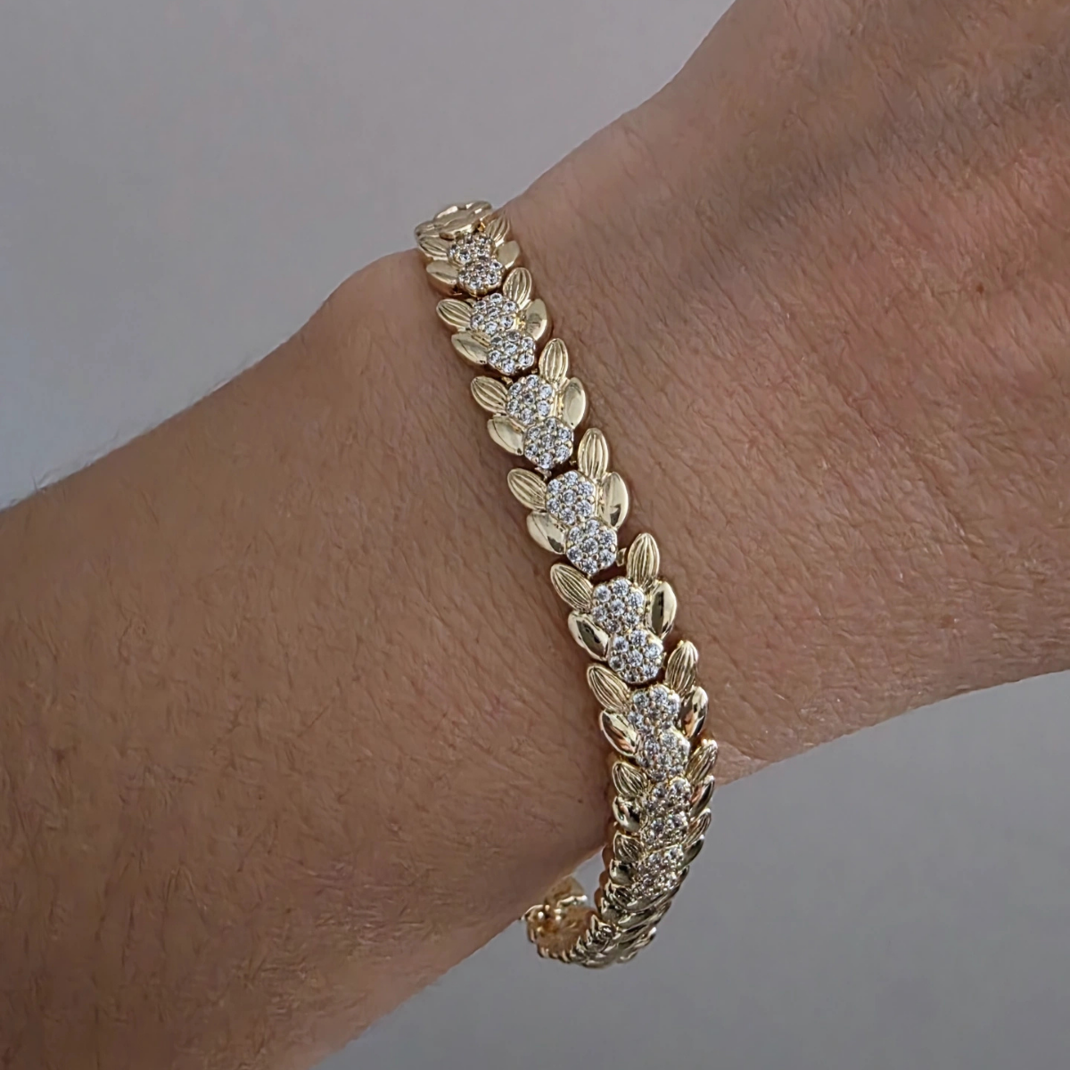 14 Ayar Altın Renkli Zirkon Taşlı Yaprak Desen Çelik Bileklik